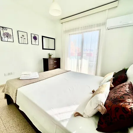 Appartement Apt On The Street Of Bars&nightclubs In 11