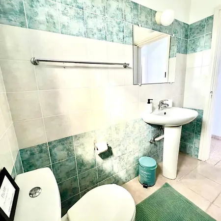 Apt On The Street Of Bars&nightclubs In 11 Appartement