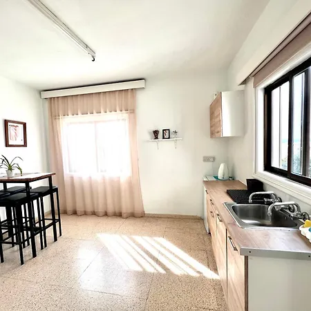 Appartement Apt On The Street Of Bars&nightclubs In 11