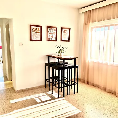 Apt On The Street Of Bars&nightclubs In 11 Appartement