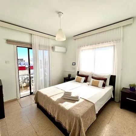 Apt On The Street Of Bars&nightclubs In 11 Appartement *