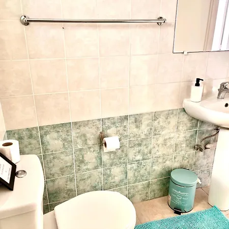 Appartement Apt On The Street Of Bars&nightclubs In 11