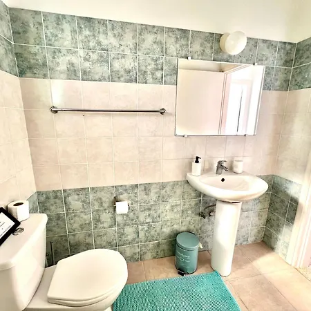 Appartement Apt On The Street Of Bars&nightclubs In 11 *