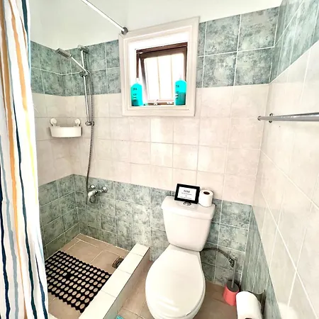 Appartement Apt On The Street Of Bars&nightclubs In 11